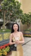 Chu Thanh Huyền - vợ Quang Hải diện váy 2 dây gợi cảm, lúc lại nhảy tưng tưng trên khán đài, được khen xinh nhất SVĐ