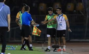 Trọng tài mắc lỗi khó tin, Hà Nội FC thay người đúng luật vẫn bị cấm