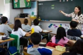 Cô giáo mỉa mai học sinh "đội sổ" trong buổi họp phụ huynh, người mẹ đáp gọn một câu khiến cả phòng chết lặng vì xấu hổ