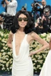 Hội "chơi nổi" Met Gala 2025: Màn xách máy may vác đàn, "biến hình" 19 giây cũng không sốc bằng mặt mộc của Vera Wang