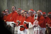 Các hồng y bước vào mật nghị bầu giáo hoàng, thế giới chờ 'làn khói trắng' từ Vatican