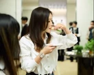 Xuất hiện vài giây, Kim Hee Sun khiến cả mạng xã hội phát sốt vì ánh nhìn chuẩn “dâu hào môn”