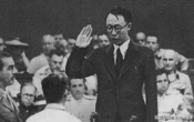 Thăm lại Cố cung, Phổ Nghi chỉ vào chiếc bình hoa và nói một câu kỳ lạ, mọi người xung quanh ngay lập tức hoảng sợ