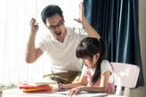 7 kiểu dạy con tưởng đúng mà sai bét: Cha mẹ vô tình khiến con mất tự tin, sống rụt rè cả đời