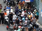 Cảnh tượng khó tin khi hàng trăm thanh niên vác vợt, gậy.... ùa ra giữa đường ở Chợ Lớn