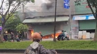 Lửa đỏ rực bao trùm kho hàng ở TPHCM, thiêu rụi ô tô, nhiều tài sản