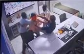 Nhóm người lao vào bệnh viện, tát bác sĩ 11 cái trong 6 giây