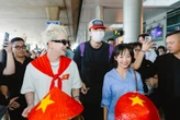 "Sít rịt" trong ngày 2/9: Lee Kwang Soo đổ bộ Tân Sơn Nhất, hào hứng đội nón lá cờ Việt Nam làm fan nức lòng