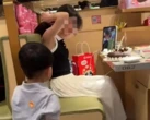 Khung cảnh khiến nhiều người phát ngại trong 1 quán lẩu: Khi bố mẹ nuôi dạy con theo kiểu bất thường!