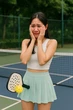 Cô gái lên đồ xinh hết cỡ đi "xé vé" pickleball với người lạ, gặp sự cố ngượng đỏ mặt trên sân