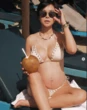 Bỏng mắt trước bộ ảnh bikini của "mẹ bầu hot nhất Vbiz hiện nay", thần thái không có điểm nào để chê