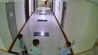 Tranh cãi vụ cháu bé ở Hà Nội ném dép trúng van nước chung cư khiến 4 thang máy lênh láng, hư hỏng