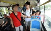 Không nhường chỗ trên xe bus, cậu bé 14 tuổi bị bà bầu chỉ tay mắng thẳng vào mặt, người mẹ đáp trả 1 câu khiến tất cả sững sờ