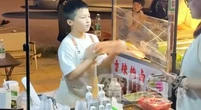 Cậu bé 11 tuổi kiếm 14 triệu đồng mỗi tháng nhờ bán trà sữa ở chợ đêm