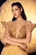 Hoa hậu Việt lấy chồng hơn 17 tuổi đã có con riêng, lộ thái độ thật ngay tại đám cưới