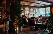 Chưa từng có trong lịch sử Starbucks: 200.000 nhân viên được tái cải tổ bài bản từ câu chào, 4 phút đã pha xong đồ uống, 95% đơn online giao đúng hẹn