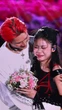1 Em Xinh được chồng mới cưới hôn đắm đuối trên sân khấu concert, khiến Trấn Thành phải gọi gấp Hari Won