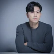 Nam diễn viên tố bạn gái mập mờ với đạo diễn đồng tính, nghi vấn trao đổi tình - tiền với “yêu râu xanh”