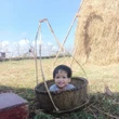 Em bé 2 tuổi ngồi khóc thét bên thi thể mẹ trong Mưa Đỏ