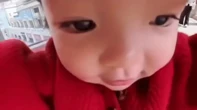 Bé gái 2 tuổi gây sốt toàn cầu với hơn 360 lượt xem chỉ bằng video theo góc nhìn "con muỗi"