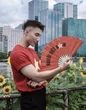 Sơn Tùng - MONO gây sốt trong cùng 1 buổi sáng: Em cười tươi rói diễu hành, anh viral MXH với 2 bức ảnh!