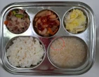 Rùng mình với khay cơm nổi đầy ấu trùng tại một nhà trẻ ở Hàn Quốc