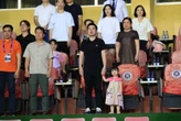 Em bé hot nhất sân Hàng Đẫy ngồi ghế VIP, là con của chủ tịch CLB Hà Nội và "Hoa hậu nghèo nhất Việt Nam"