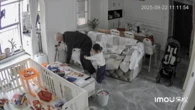 Camera giám sát ghi lại hành động của bé gái 2 tuổi: "Nuôi được con thế này đúng là có phước 3 đời"