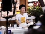 Bị nhận xét "mắt nhỏ", nam MC trả lời 1 câu triết lý bất ngờ: Học vấn không cao nhưng EQ thì đỉnh nóc!