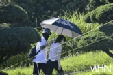 "Mỹ nam mắc bệnh lạ ở vòng 3" bịt kín mặt hẹn hò bạn gái, bị phát hiện vì 2 chi tiết!