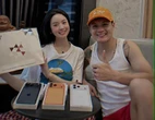 Phản ứng bất ngờ của Chu Thanh Huyền khi Quang Hải tặng Iphone 17
