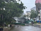 Cột điện gãy la liệt, mái tôn bay tứ tán, Hà Tĩnh - Quảng Trị ngổn ngang sau bão