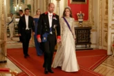 Đẳng cấp “nữ chính”: Kate Middleton lộng lẫy váy vàng, đội vương miện huyền thoại tại quốc yến Windsor