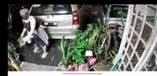 Yêu đương rồi chia tay, 30 năm sau người đàn ông khốn khổ khi bạn gái cũ xuất hiện, liên tục quấy rối