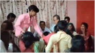 Vợ gọi người thân tới đánh chồng và lý do bất ngờ