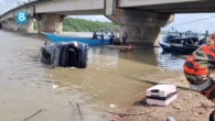 Đưa con đi chơi bằng ô tô rồi đỗ xe ở bờ sông, bố ra ngoài hút thuốc, ít phút sau thì xảy ra thảm kịch