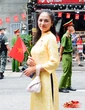 Nữ diễn viên có mẹ là Thượng tá quân đội, vinh dự cầm biển của khối Văn hoá - Thể thao diễu hành A80