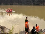 Tìm kiếm 3 thanh thiếu niên mất tích dưới hồ Cá Sấu