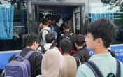 Cận cảnh "khát" xe buýt của sinh viên ký túc xá khu B - ĐHQG TP HCM mỗi sáng