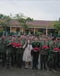 Quỳnh Anh - vợ Duy Mạnh lên đồ tiểu thư chụp ảnh với chiến sĩ A80, thế này làm gì còn bị chê mặc xấu