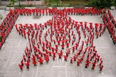 Khối học sinh “ra quân”: Các trường học đu trend “phủ đỏ” theo bản hit 6,5 tỷ view, nhìn mới thấy hoà bình đẹp thế nào!