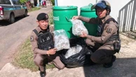 Nhìn thấy 16 chiếc túi nilon ở trước nhà, người phụ nữ nhanh chóng cùng chồng thông báo với chính quyền
