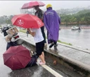 Cô gái ở Hà Nội nghi bị sét đánh tử vong trong cơn mưa giông: Mũ bảo hiểm cháy xém, vỡ đôi