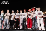 Chụp ảnh hậu trường concert Chông Gai “bằng máy giặt”: Ai nấy cũng như bước ra từ thời bom đạn