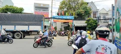 Chở con đi tìm nhà trọ nhập học, 2 mẹ con bị cuốn vào gầm xe tải tử vong