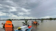Công an dùng xuồng máy vượt lũ đưa thi thể cụ bà đi an táng