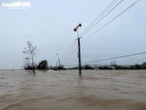 Vượt lũ sông Lam tiếp tế hơn 5.000 người dân bị cô lập sau bão số 10 tại Nghệ An