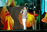 Hàng chục nghìn người thuộc Khối Yêu Nước đồng ca vang vọng khắp Hồ Gươm, Phương Mỹ Chi giương cao quốc kỳ đẹp mãn nhãn