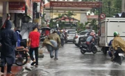 Hà Nội mưa lớn sáng đầu tuần do ảnh hưởng bão số 10, đường phố tắc cứng, người dân chật vật di chuyển
