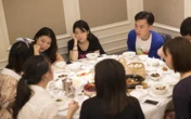 Đi họp lớp, người có chức vụ cao ngồi riêng, tôi được xếp với nhóm còn lại: Về nhà nhận được tin nhắn thề không bao giờ quên